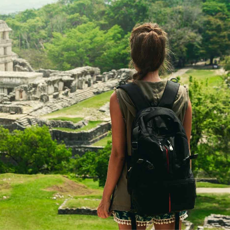 Foto de un gu�a local mostrando un sitio tur�stico a unos viajeros.